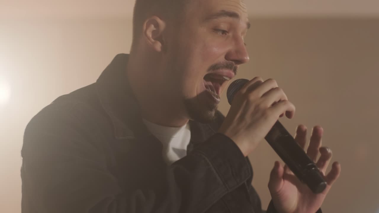 가수, 베이시스트, 피아니스트, 드러머, 기타리스트와 함께 라이브 밴드 공연