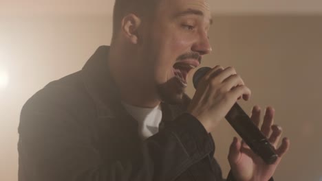 actuación en vivo de la banda con cantante, bajista, pianista, baterista y guitarrista