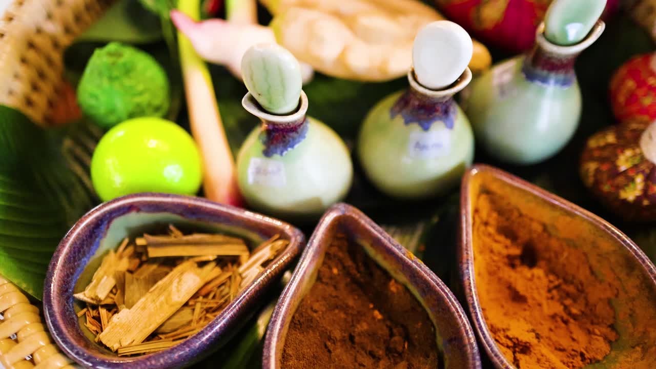 화려한 스파 재료는 휴식 치료를 위해 배열되어 있습니다.