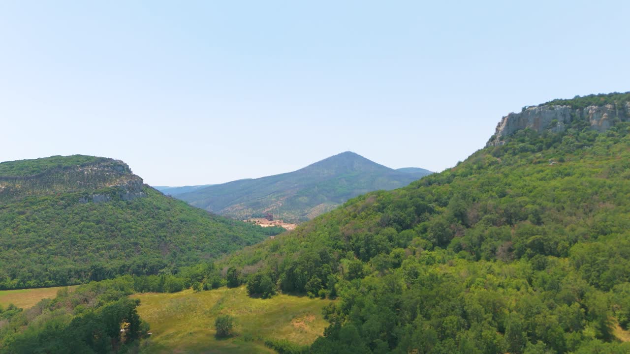 Paisaje exuberante de Alejandrópolis durante un día soleado, una vista pacífica y serena.