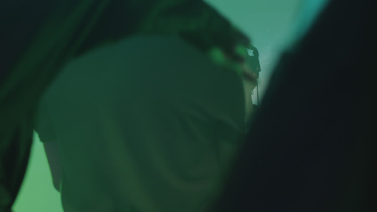 디스코에서 일하는 dj