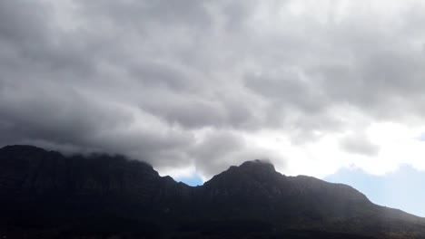 Dunkle,-Bedrohliche-Gewitterwolken,-Die-über-Einen-Trüben-Himmel-Rollen