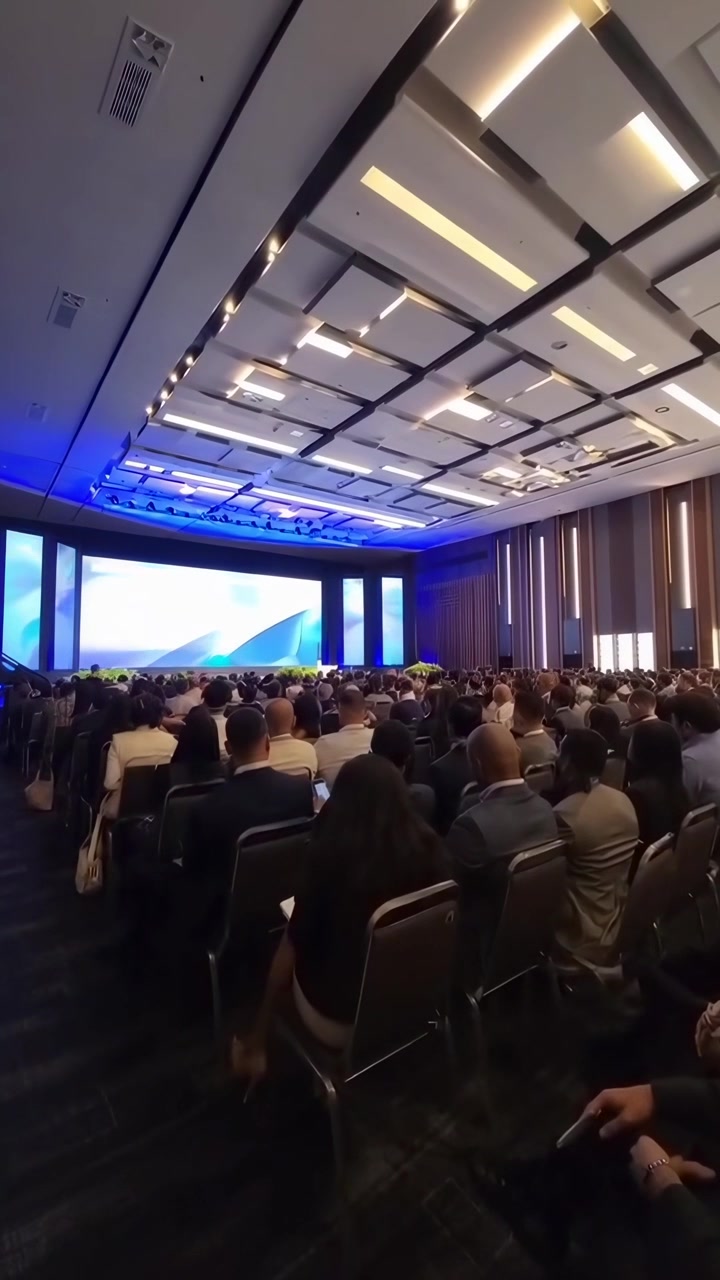Público Participando de uma Conferência Empresarial Profissional em um Grande Salão