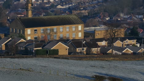 estableciendo una toma aérea de drones de la aldea de calverley en una fría mañana de invierno en leeds, west yorkshire, reino unido.