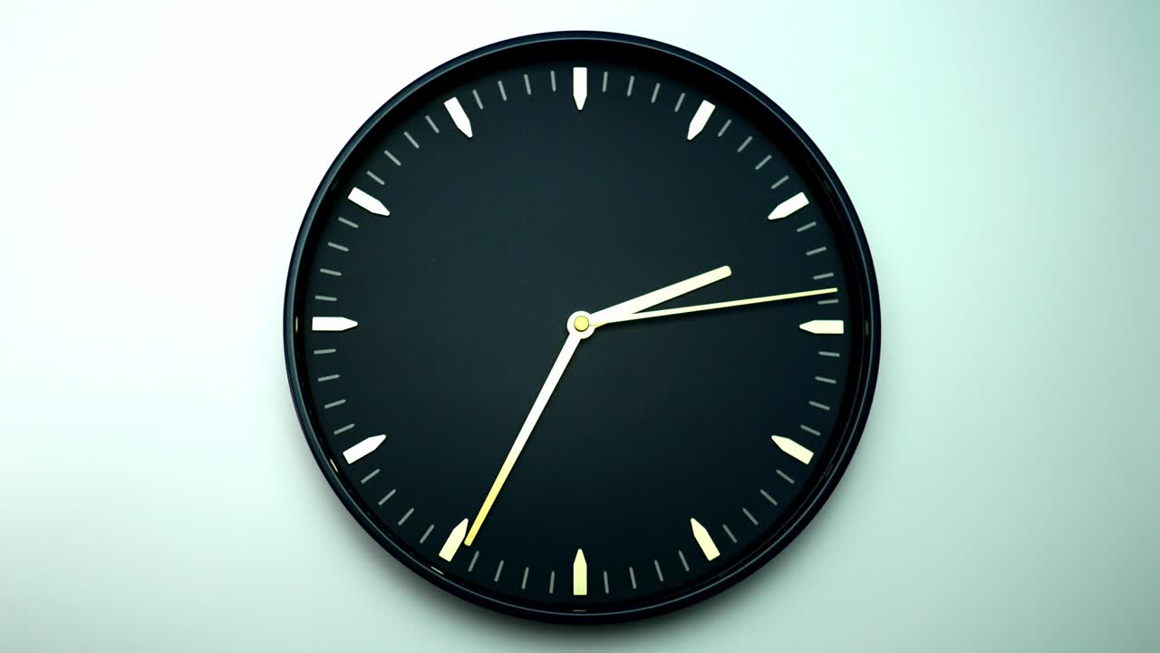 el reloj de pared negro dice la hora a las 2 p.m. y 35 minutos.