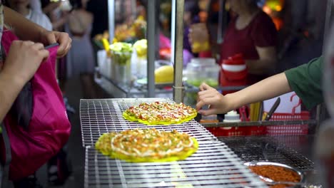 concurridos puestos de comida callejera en hoi an, tortillas listas para llevar a los turistas, vietnam