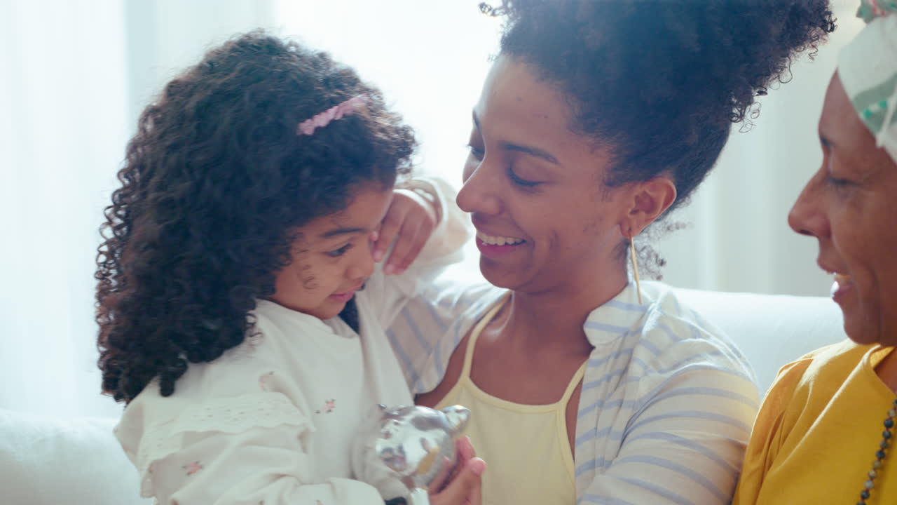 una chica negra linda se une con su madre y su abuela en casa.