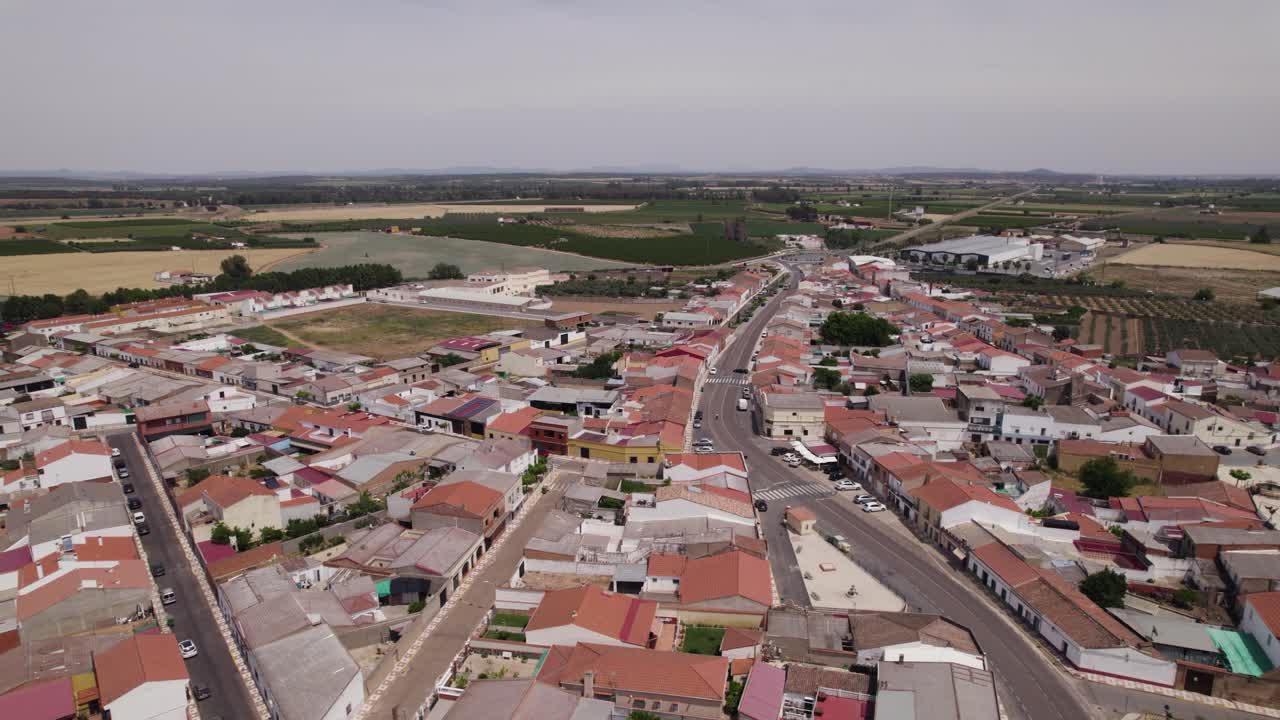 Villaggio rurale spagnolo, ripresa aerea orbitale. Torremayor, Spagna