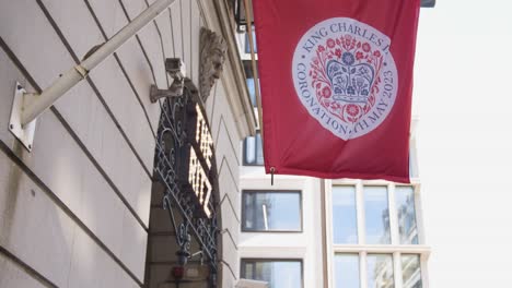 Nahaufnahme-Eines-Schildes-Vor-Dem-Ritz-Hotel-Am-Piccadilly-Mit-Der-Flagge-Zur-Krönung-Von-König-Charles-In-London,-Großbritannien