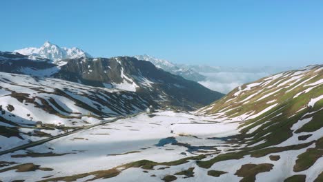 Vista-Asombrosa-De-Los-Alpes-Escénicos-Cerca-Del-Pequeño-Paso-De-San-Bernardo,-Frontera-Entre-Italia-Y-Francia---Toma-Aérea