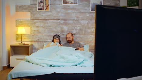zoom en la foto del novio y la novia en el dormitorio