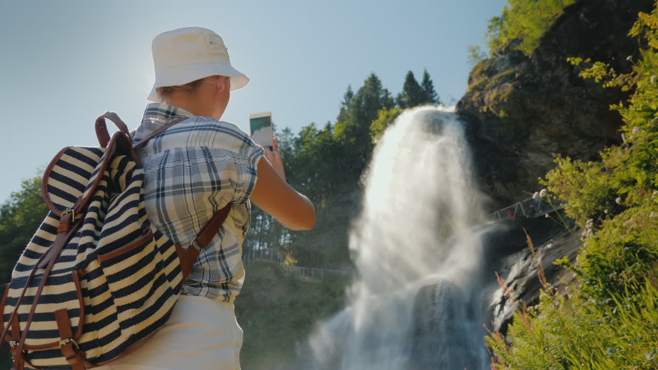 viajero toma fotos del majestuoso steinsdalsfossen es una cascada en el oeste de noruega 4k video