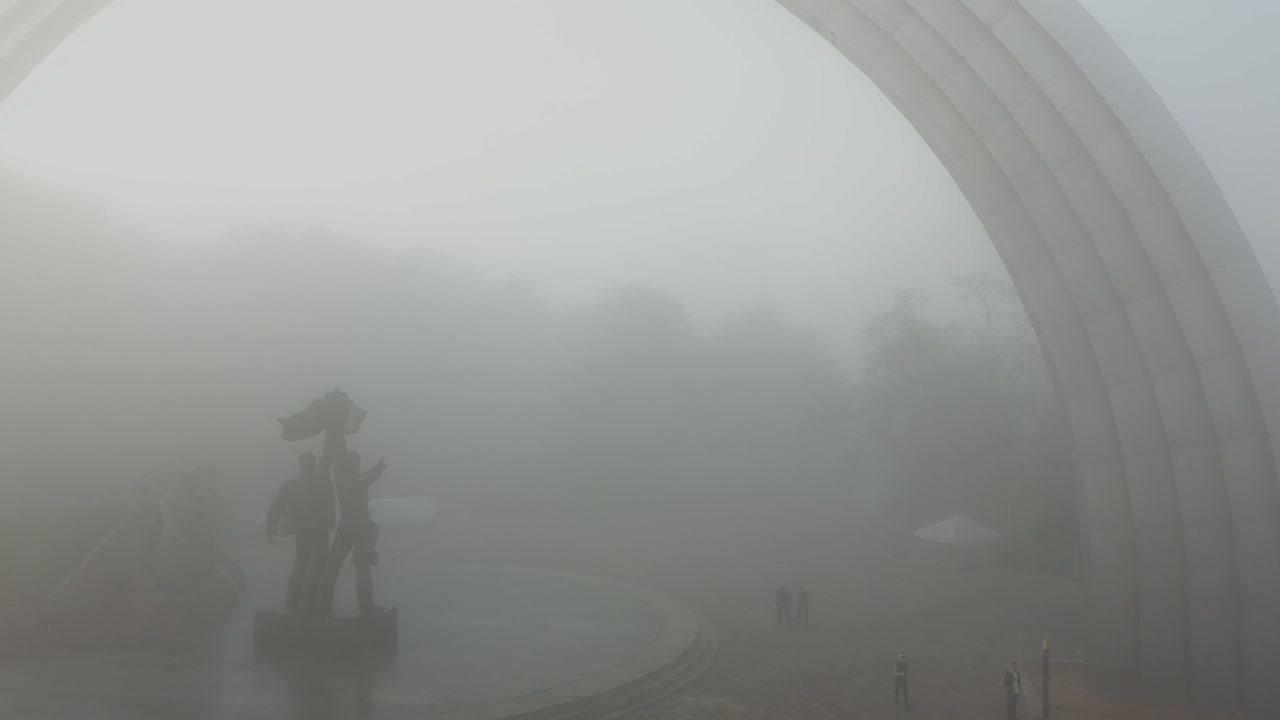 vista brumosa de un arco monumental