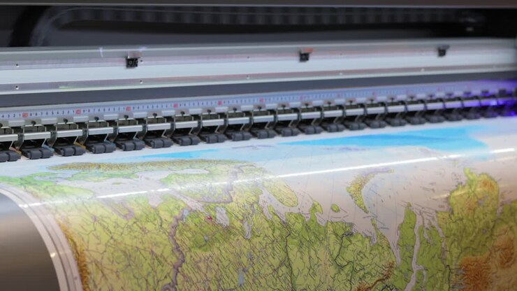 Stampante UV digitale moderna di grande formato. Tecnologie di produzione di stampa. L'UV pinning è il processo di applicazione di una dose di luce ultravioletta a bassa intensità a un inchiostro UV polimerizzabile.