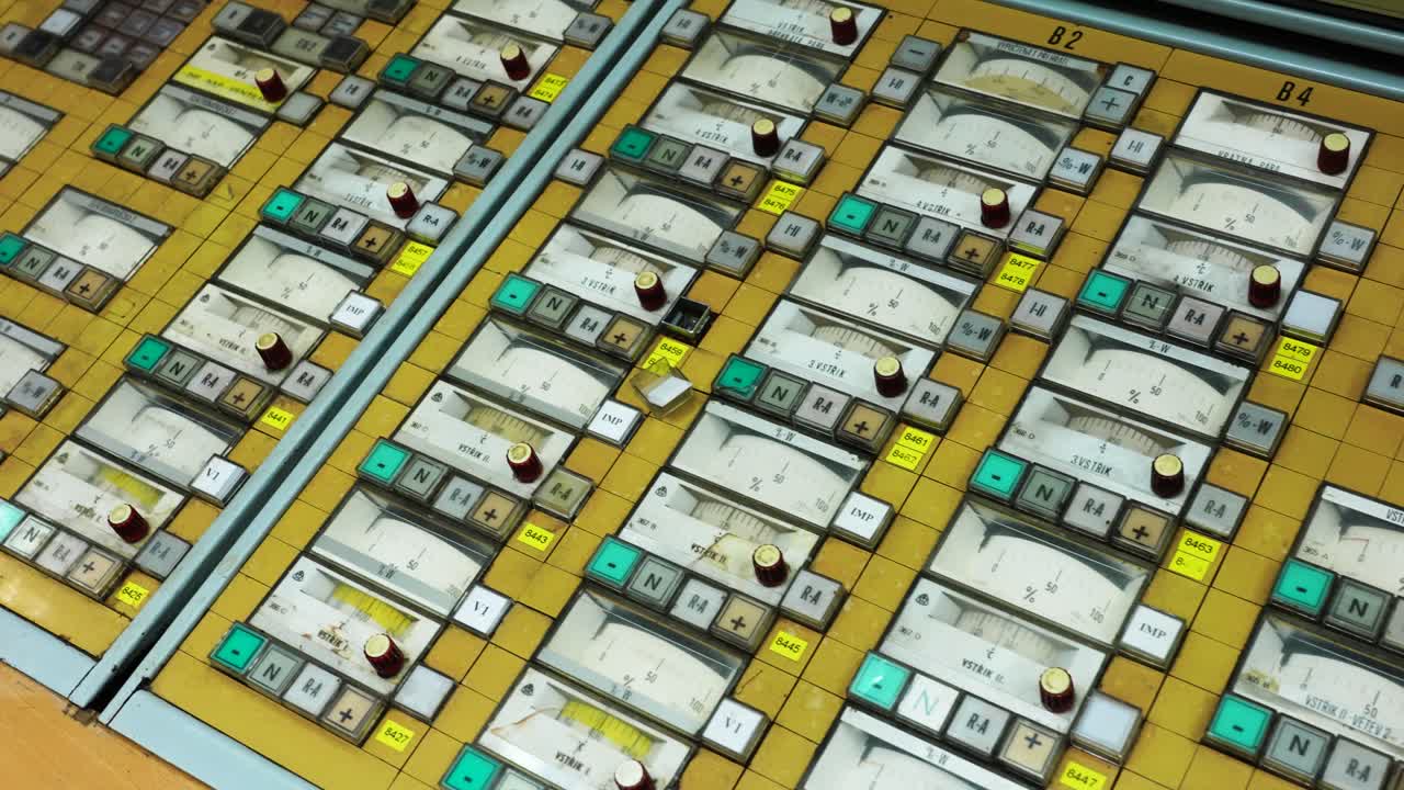 sala de control de la central eléctrica de carbón con panel de botones y lecturas de parámetros