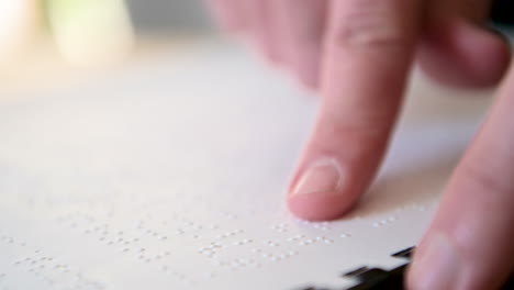 primer plano de un ciego irreconocible leyendo un libro en braille 1