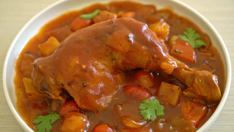 estofado de pollo casero con tomates, cebollas, zanahorias y patatas en el plato