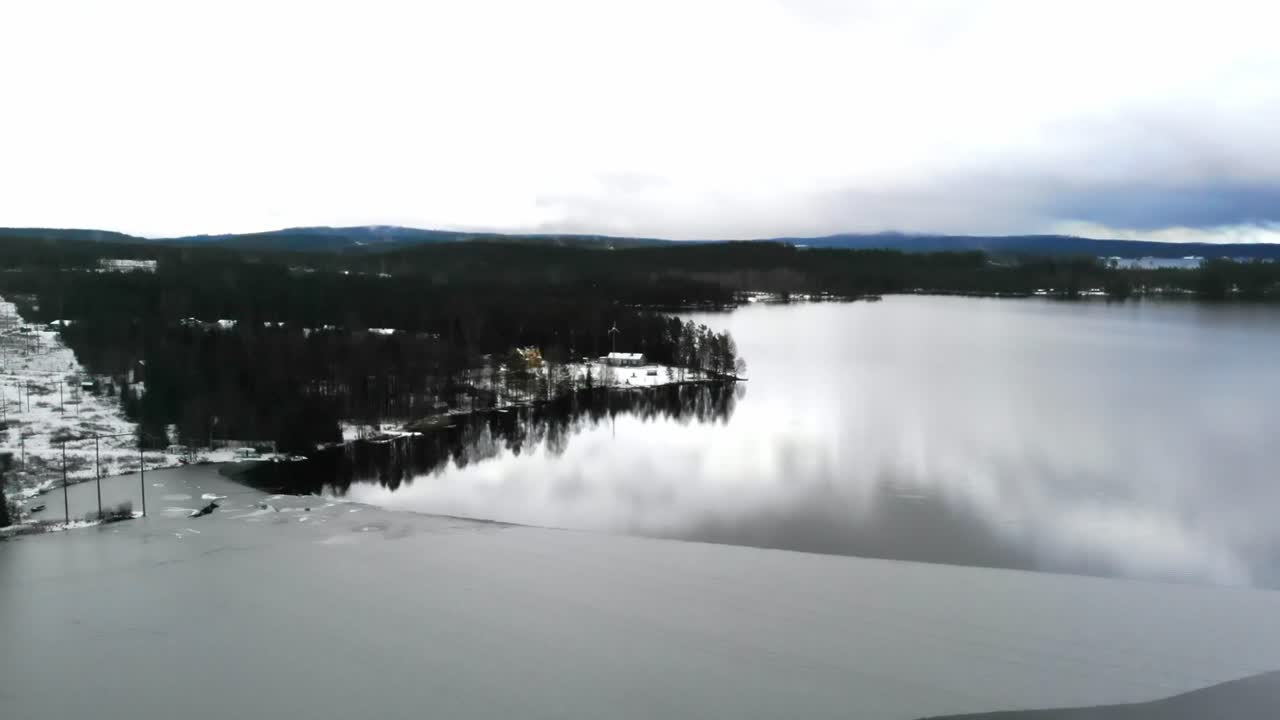 Dronekuva lumisesta maisemasta Ruotsissa.