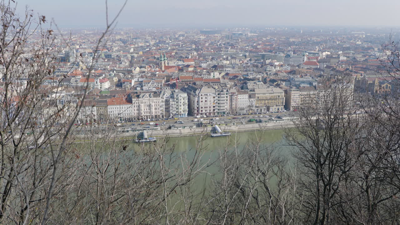 una vista panorámica de budapest desde la colina del monumento a la libertad