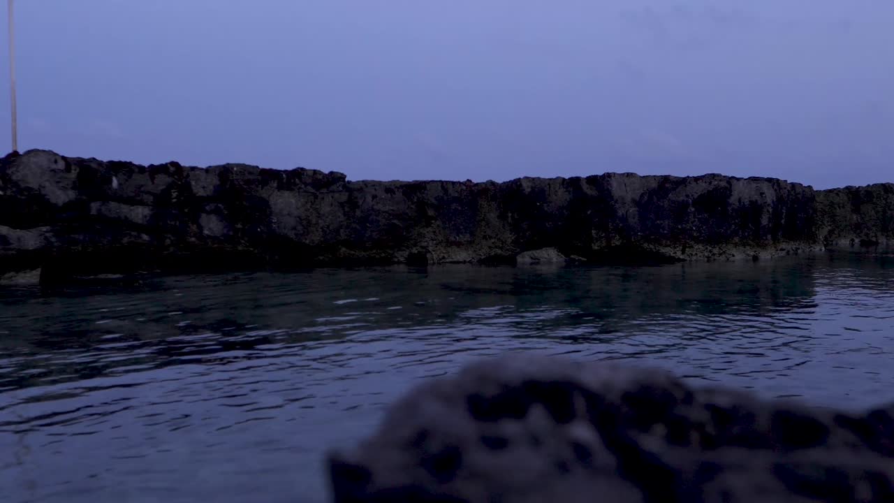 la orilla rocosa de una playa en mexico