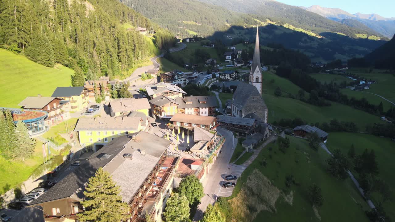 toma de torre en la ciudad rural del valle heiligenblut, austria