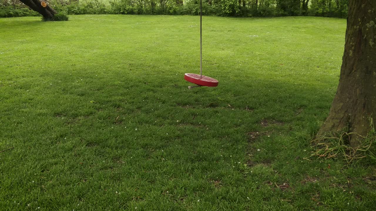 미풍에 부드럽게 흔들리는 황량한 나무 그네