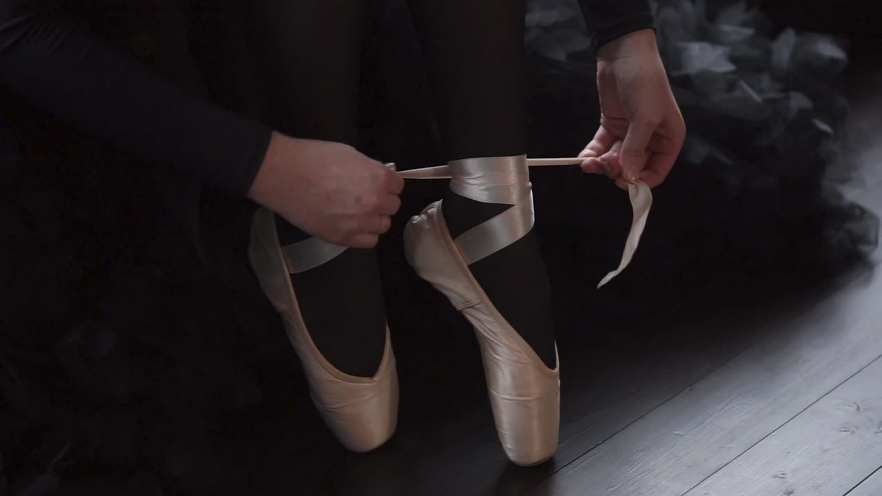 발레 댄서 가 포인트 신발 을 고 있다