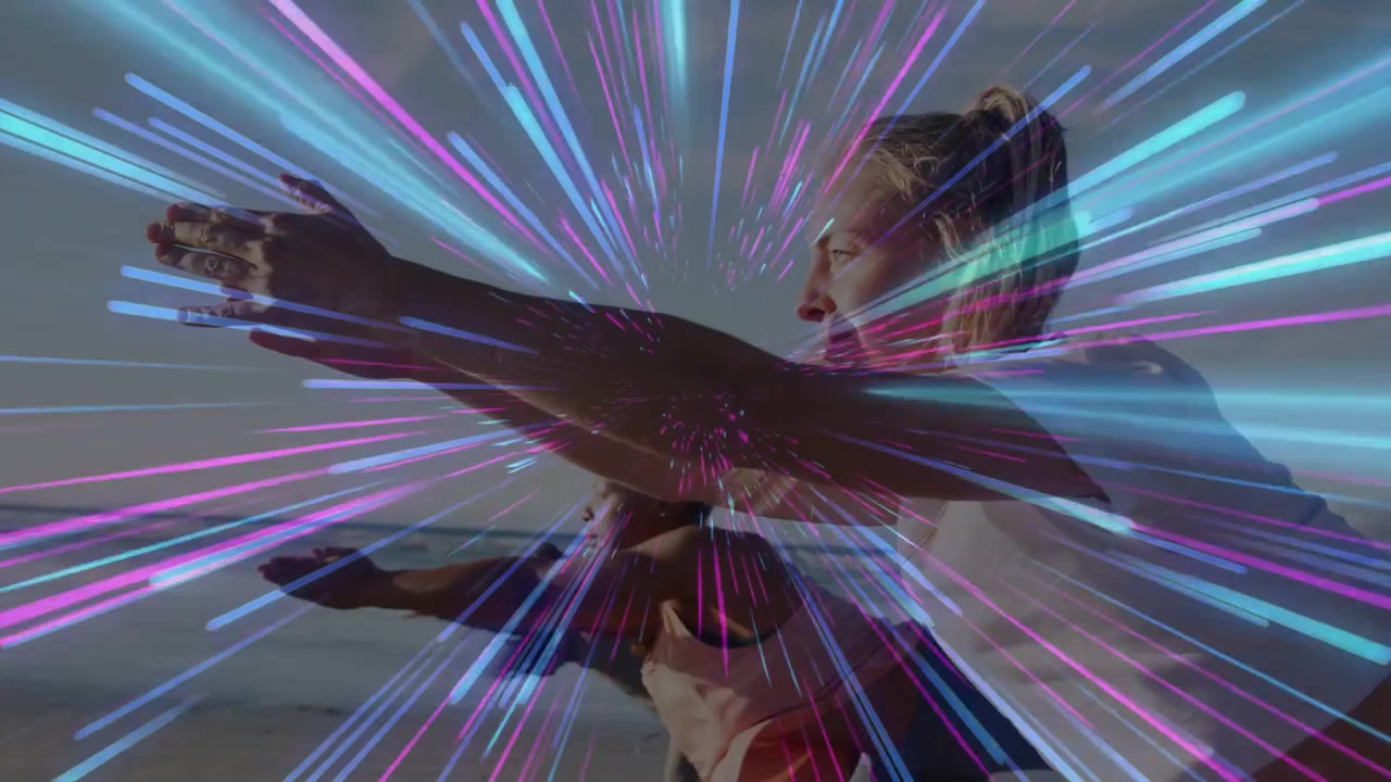 Istruttore di fitness che guida una posa di equilibrio in spiaggia, strisce al neon che pulsano sugli arti, un terzo membro che emerge.