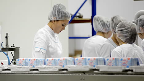 Mujeres-Trabajadoras-En-La-Fábrica