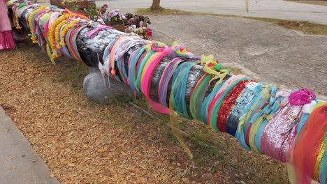 Tronco-De-árbol-Vestido-Con-Cintas-De-Colores-En-Tailandia