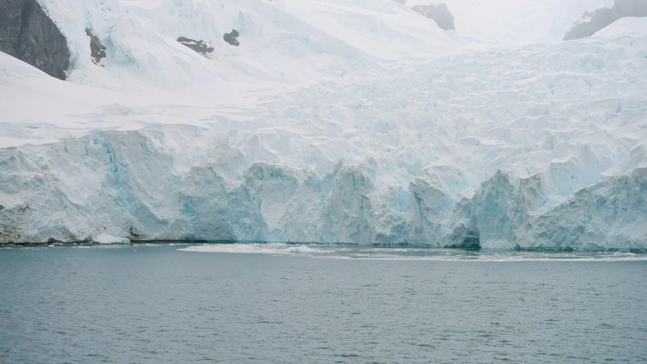 Impresionante pared de glaciar en Puerto Paraíso, Bahía Paraíso en la Península Antártica. Primer plano