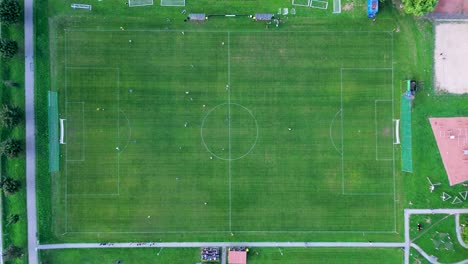 Ein-Blick-Von-Oben-Auf-Das-Feld,-Auf-Dem-Fußballer-Fußball-Spielen