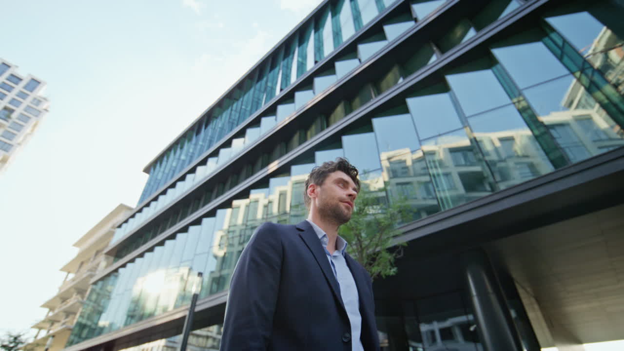 hombre de negocios guapo posando distrito de lujo urbano gerente ejecutivo exitoso