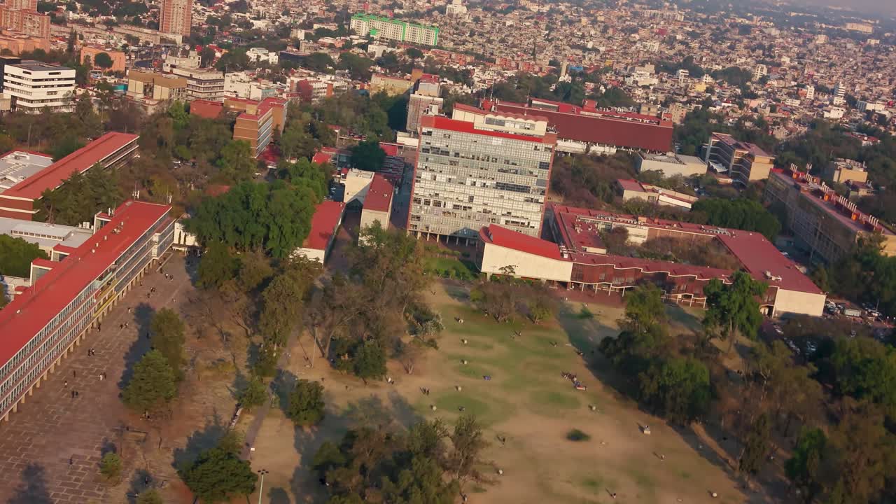 Vista de pájaro del Campus Central de la UNAM a la hora dorada.
