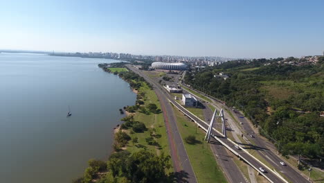 escena aérea de 4k de porto alegre junto al río guaiba y una concurrida avenida