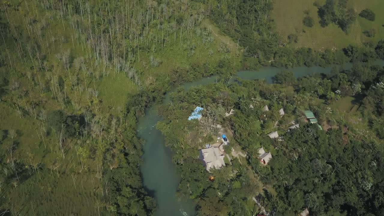 vista aérea de drones del río cahabon en la selva de guatemala
