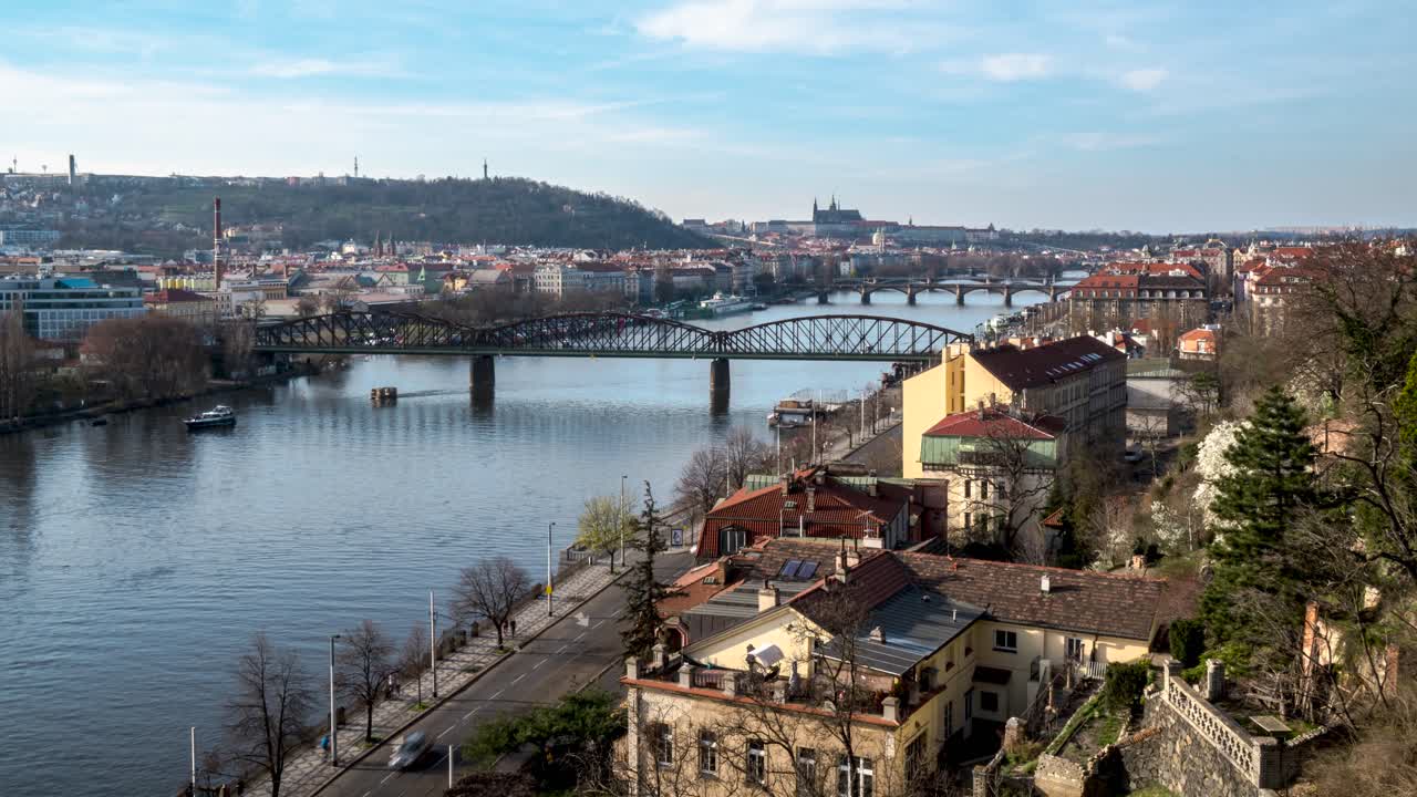 Staattinen nopeutettu video Prahan Vltava-joen silloista, Tšekin tasavalta.