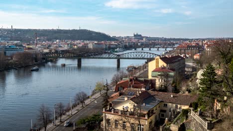 timelapse estático de puentes sobre el río vltava en praga, república checa