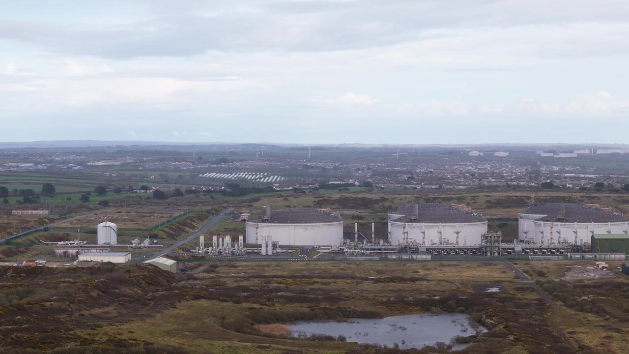 Vista aerea del terminale di rigassificazione GNL di South Hook a Milford Haven con serbatoi di stoccaggio del gas