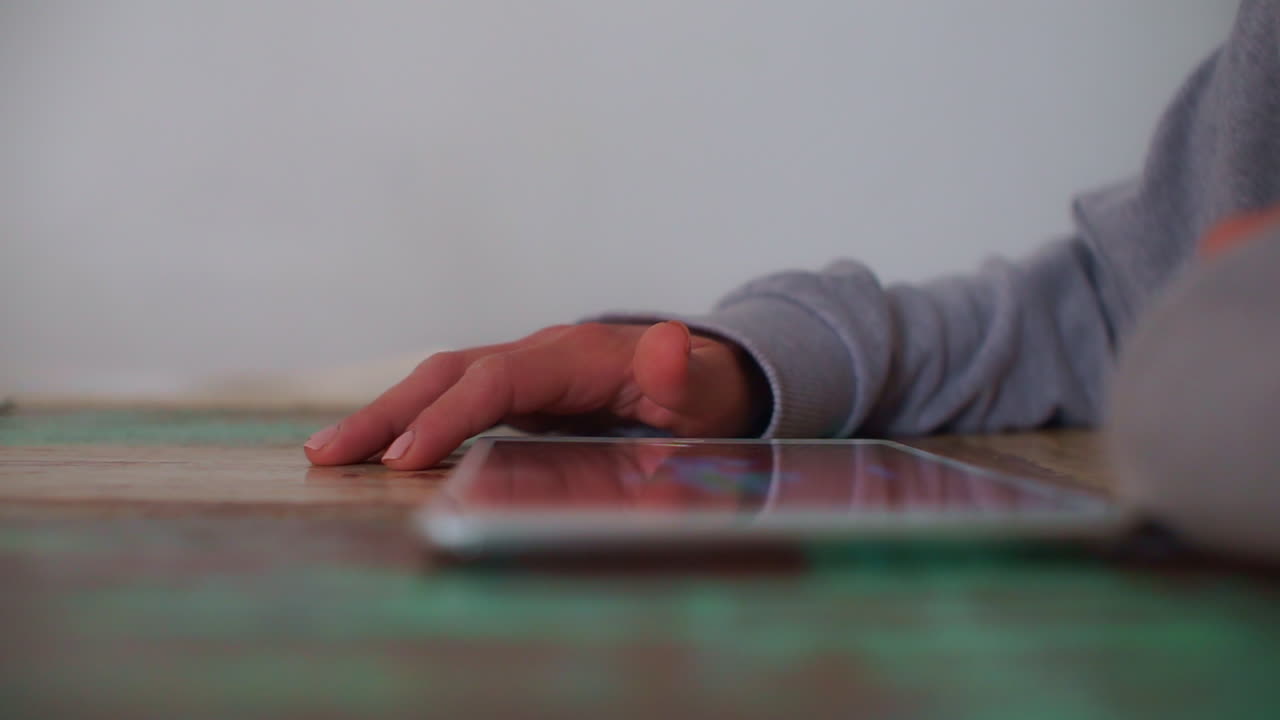 Primo piano di una donna che usa un tablet