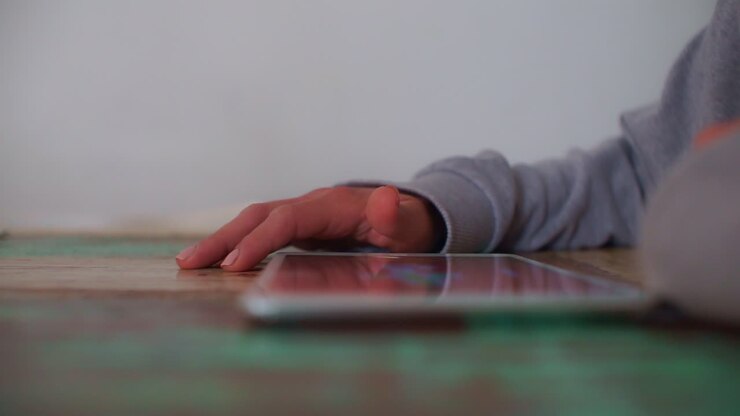 Primo piano di una donna che usa un tablet
