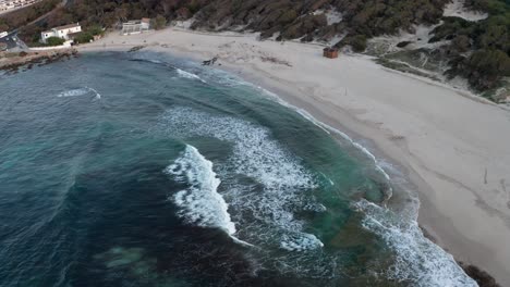 Mallorca-Cala-Aguila-Beach-A-última-Hora-De-La-Tarde-Sin-Gente-La-Playa-Y-Las-Olas-Rompiendo