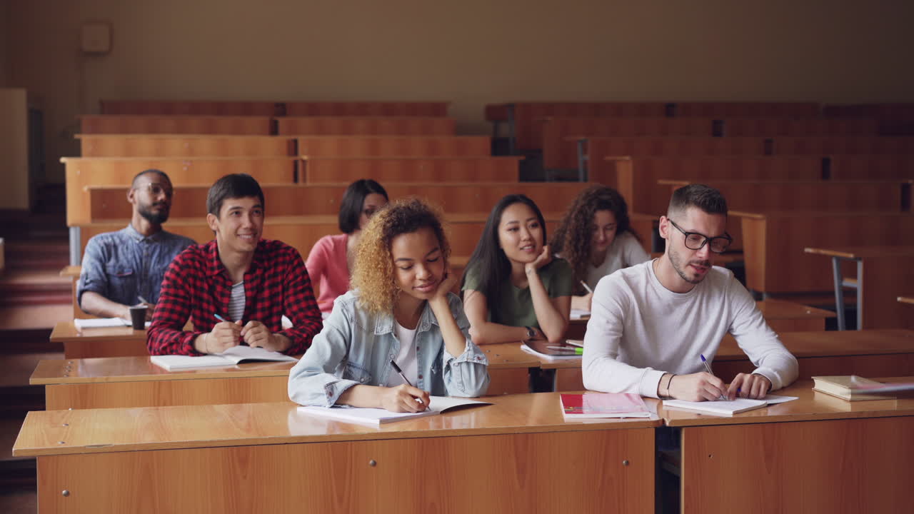 estudiantes en un aula