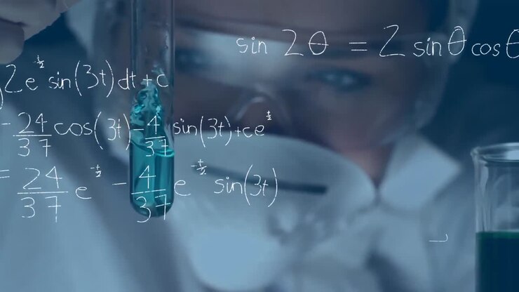Animação de equações matemáticas sobre uma cientista segurando um tubo de ensaio