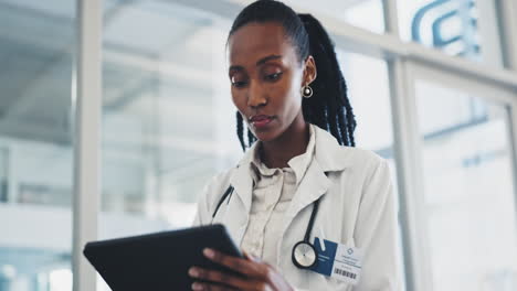 Doctor,-woman-and-tablet-in-hospital