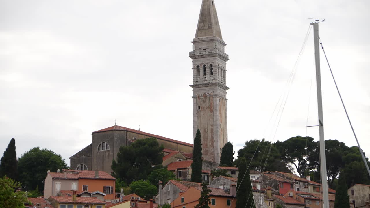 la torre de la iglesia de santa eufemia se alza sobre la ciudad de rovinj