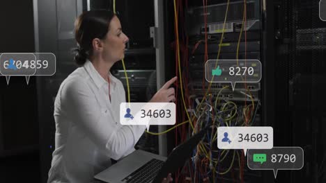 animación de iconos de redes sociales sobre ingeniera informática caucásica con computadora portátil por servidor de computadora
