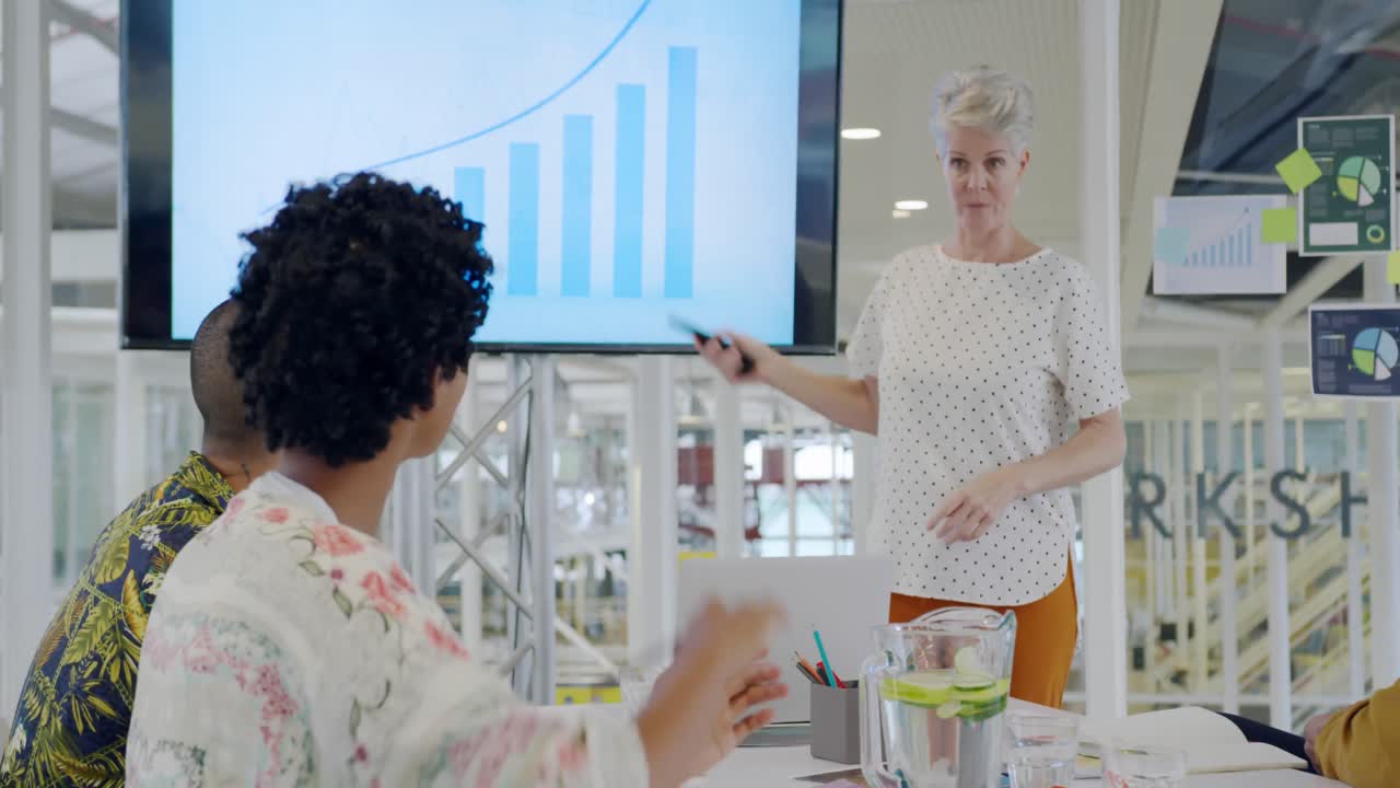 creativos trabajando en una oficina moderna