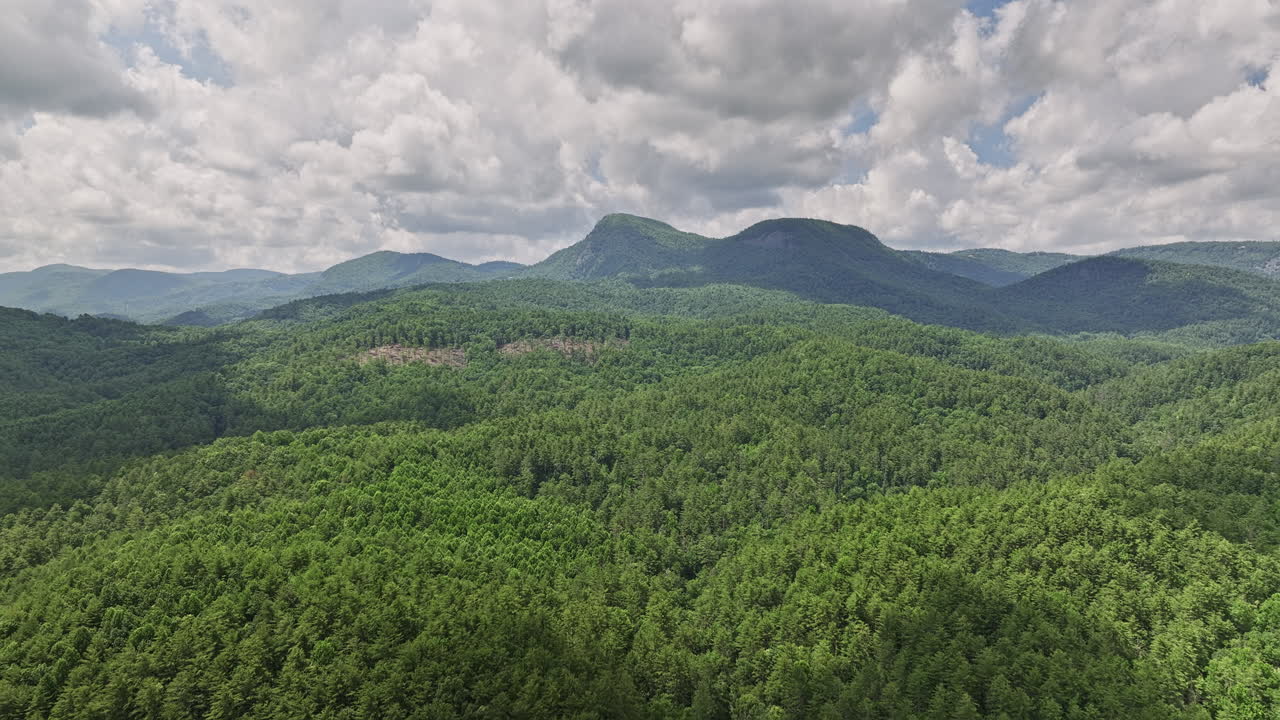 highlands north carolina aerial v21 drone flyover bosque cañón a lo largo de caídas secretas cabeza de sendero capturando exuberantes montañas verdes y hermosos paisajes naturales - filmado con mavic 3 cine - julio 2022