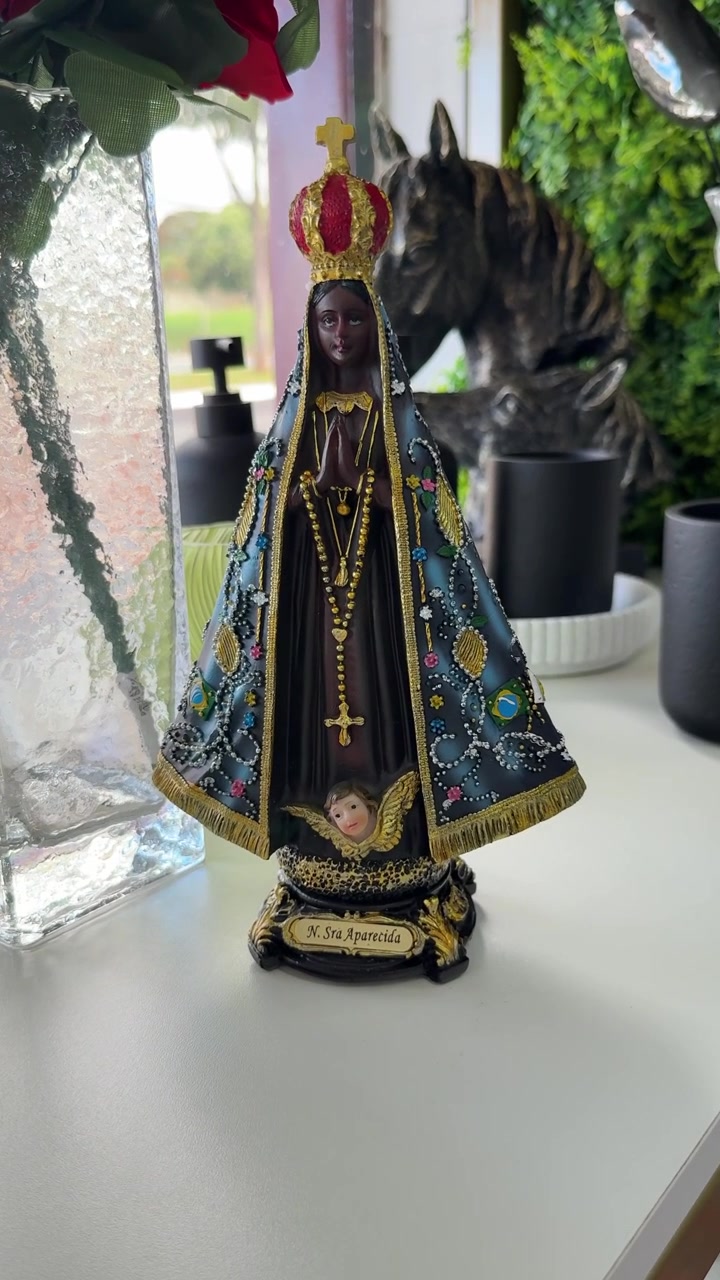 Statua della Madonna di Aparecida su un tavolo bianco